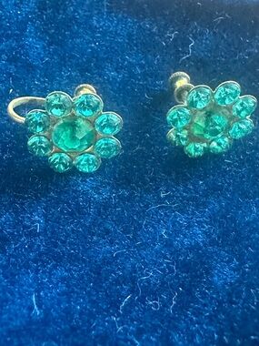 Vintage Emerald Green Flower Clip-On Screwback Earrings
